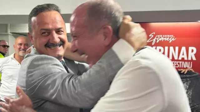 Kırkpınar'da karşılaşan Ağıralioğlu ve İnce güreşe tutuştu