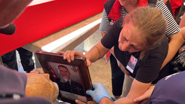 Babası cenazeye sedyeyle getirildi, şehit kızının tabuta son bakışı yürekleri yaktı