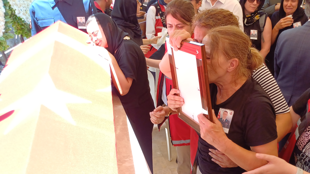 Babası cenazeye sedyeyle getirildi, şehit kızının tabuta son bakışı yürekleri yaktı