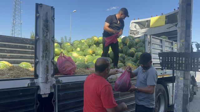 Elazığ'da 30 ton karpuz, vatandaşa ücretsiz dağıtıldı