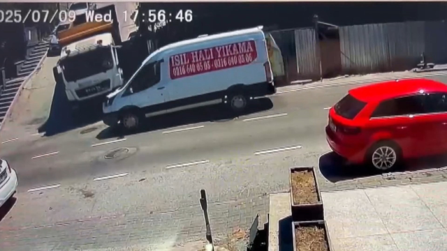 Üsküdar'da Kamyonet Kazası: Motosiklet Sürücüsü Ağır Yaralı