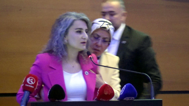 Panelde sunum yapan akademisyen aniden fenalaştı