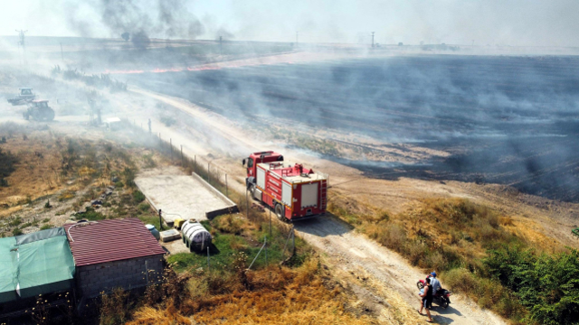 Edirne'de çıkan anız yangını kara yoluna ulaştı