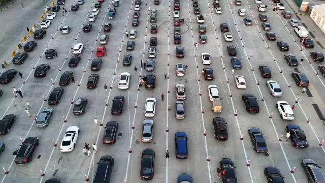 Günlerce yol yapıp, saatlerce bu kuyrukta bekliyorlar