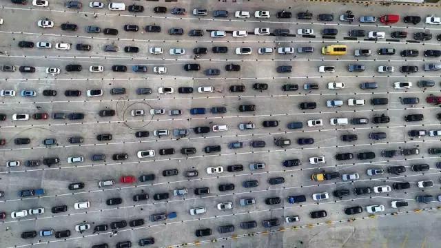 Günlerce yol yapıp, saatlerce bu kuyrukta bekliyorlar