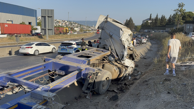 Otomobiller tır ile çarpıştı: Ölü ve yaralılar var