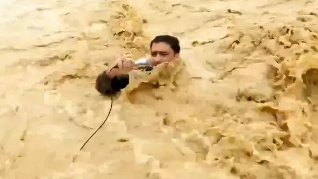 Sel sularının içinde yayın yapan muhabir akıntıya kapıldı