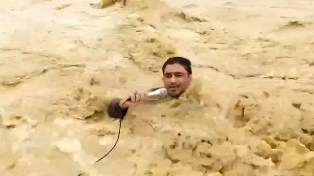 Sel sularının içinde yayın yapan muhabir akıntıya kapıldı