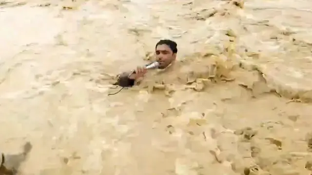 Sel sularının içinde yayın yapan muhabir akıntıya kapıldı