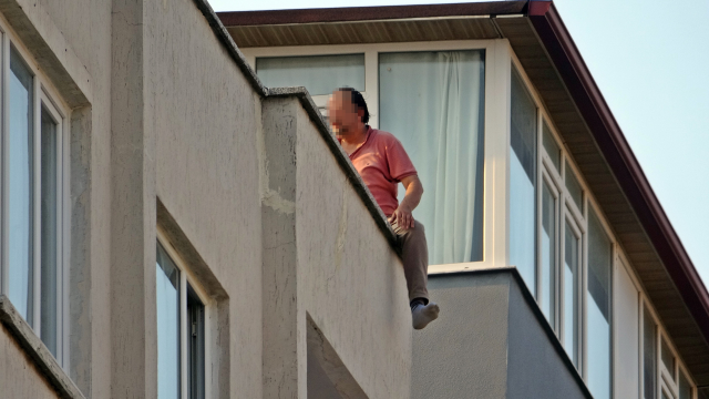 Karısına kızıp çatıya çıktı, itfaiye erlerine köşe kapmaca oynattı