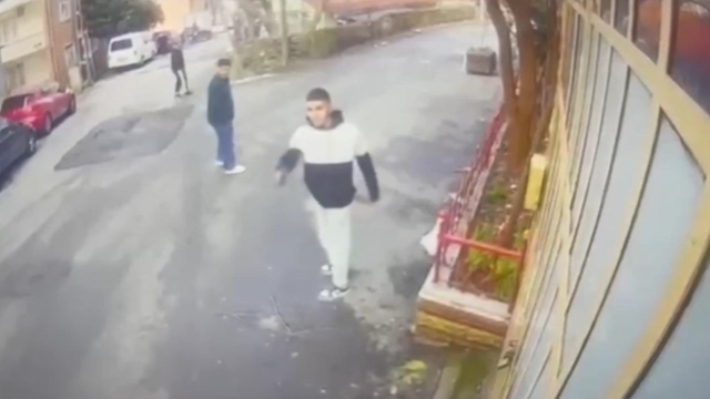 Kuaförde başına çizik atan arkadaşına kurşun yağdırdı