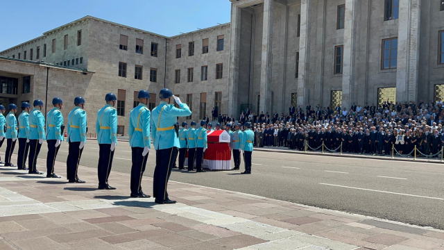 Altan Öymen'in cenaze törenine damga vuran görüntü