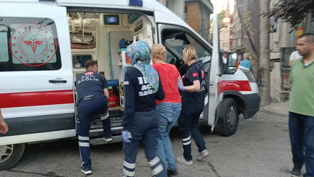 Bursa'da 4 katlı binada çıkan yangında alevler arasında kalan kadını mahalleli kurtardı