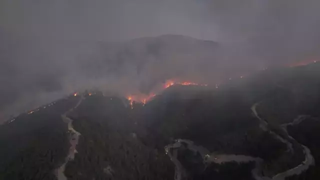 İki ili saran yangını en iyi anlatan görüntü! Alevlerden hortum oluştu