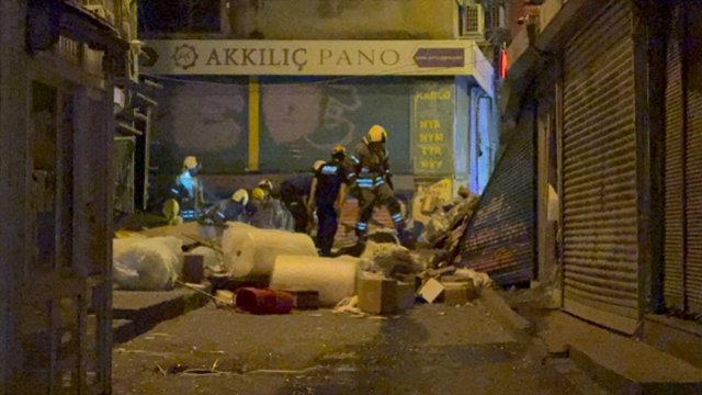 Beyoğlu'nda iki katlı binada meydana gelen patlama anı güvenlik kamerasına yansıdı