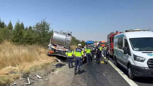 Kamyonla çarpışan otomobil kağıt gibi ezildi: 4 kişi hayatını kaybetti