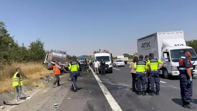 Kamyonla çarpışan otomobil kağıt gibi ezildi: 4 kişi hayatını kaybetti