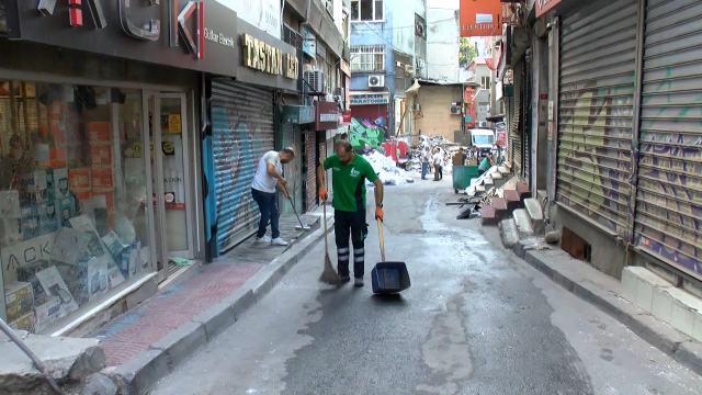Beyoğlu'nda patlamanın yarattığı hasar gün ağarınca ortaya çıktı