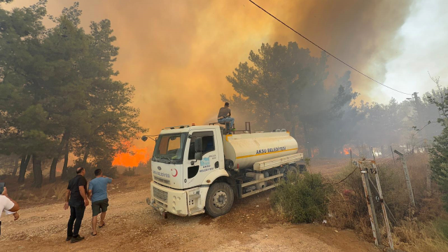 Antalya'da 3 ayrı orman yangını! Alevler yerleşim yerlerine yaklaştı