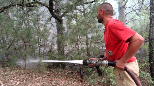 Karabük'te çıkan yangınlar 2. günde sürüyor: 14 köy tahliye edildi, 5 personel dumandan etkilendi