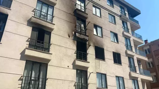 5 katlı binada yangın dehşeti: 2 kişi pencereden atladı