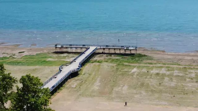 İznik Gölü'nde bir dönem deniz otobüsünün yanaştığı iskele karada kaldı