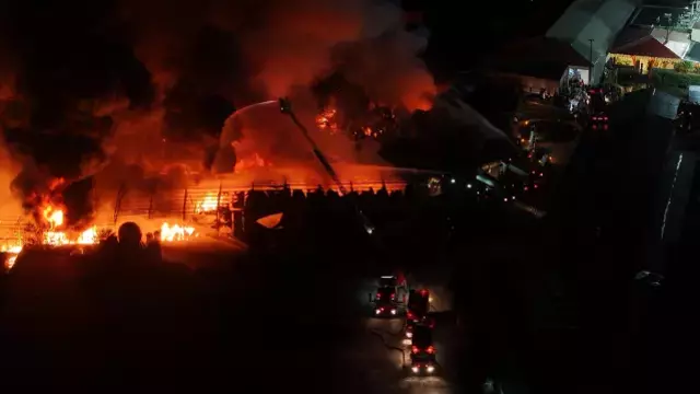 Çekmeköy'de ormana yakın noktadaki sünger fabrikasında yangın çıktı