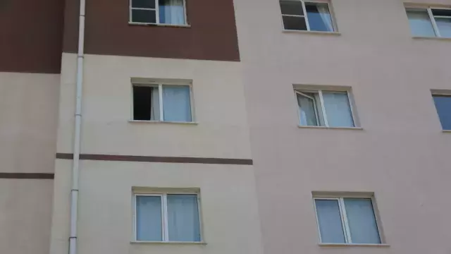 Eve ekmek getiren annesine bakarken 4'üncü kattan düştü