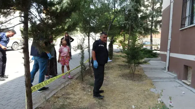 Eve ekmek getiren annesine bakarken 4'üncü kattan düştü