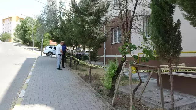 Eve ekmek getiren annesine bakarken 4'üncü kattan düştü