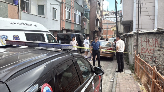 Kağıthane'de ev arkadaşını boğazını keserek öldürdü