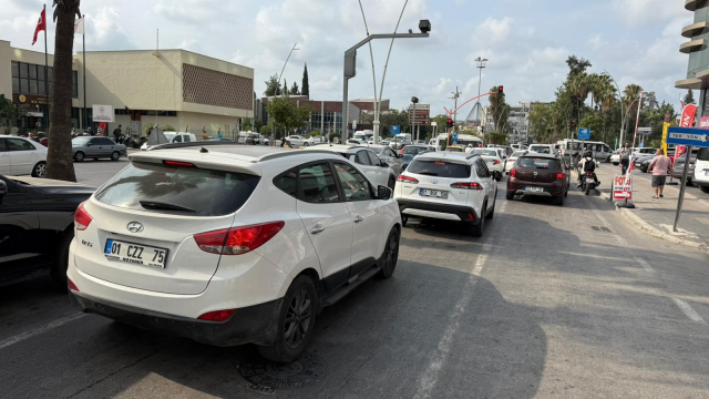 Trafikte zorla camları silip kapıları açıp para istiyorlar