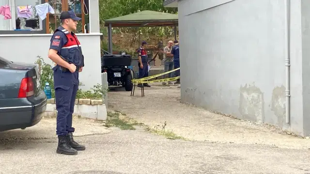 Yaralı halde ev baskınına gitti, 4 kişiyi yaraladı