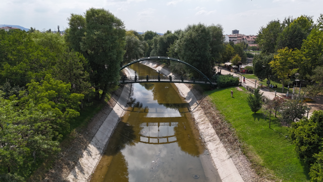 Eskişehir'in simgesi Porsuk Çayı'nın su seviyesi azaldı
