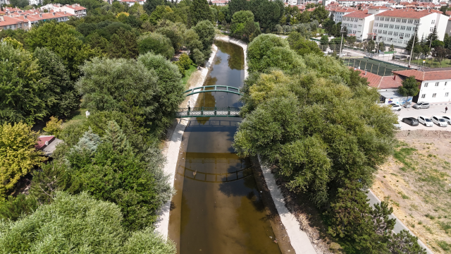 Eskişehir'in simgesi Porsuk Çayı'nın su seviyesi azaldı