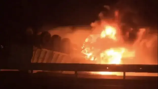 Devrilen TIR alev aldı, sürücü yanarak yaşamını yitirdi