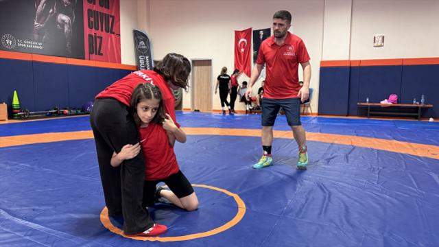 Henüz 10 yaşındaki Burçak Asel, güreşte rakip tanımıyor