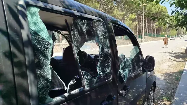 Cenaze namazı sonrası aracının durumunu gören vatandaş şaşkına döndü.
