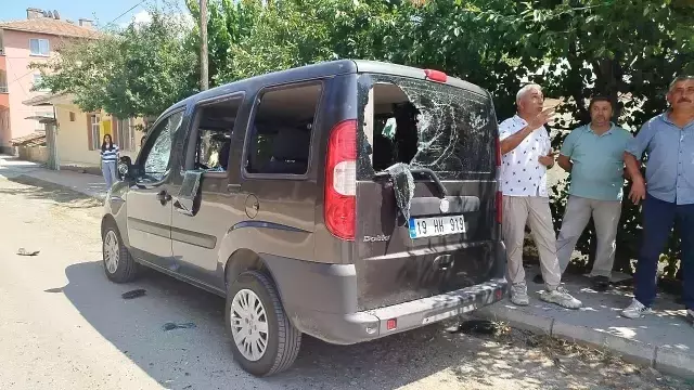 Cenaze namazı sonrası aracının durumunu gören vatandaş şaşkına döndü.