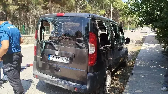 Cenaze namazı sonrası aracının durumunu gören vatandaş şaşkına döndü.