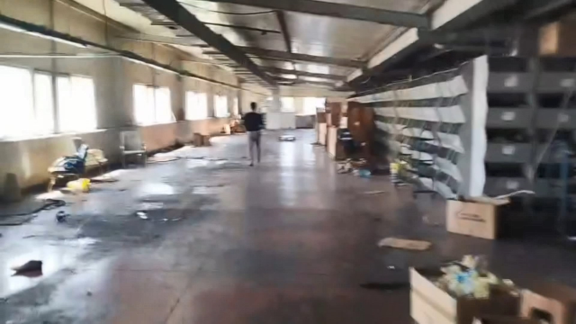 Çalışanları izne çıkaran patron kardeşler fabrikayı boşaltıp ortadan kayboldu