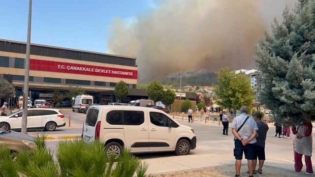 Çanakkale'de orman yangını büyüdü, yaşlı bakım merkezi tahliye edildi