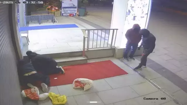 Başakşehir'de Kuyumcuya Hırsızlık Girişimi: 'Kasa Yok' Diyerek Kaçtılar