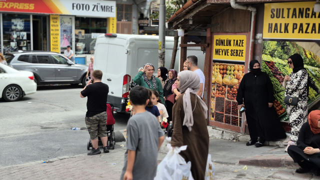 Sultangazi'de mağaza açılışında 'indirim' izdihamı