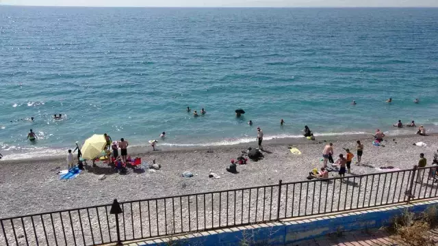 Türkiyede bir ilk! Dermatologların önerdiği plaj doldu taştı