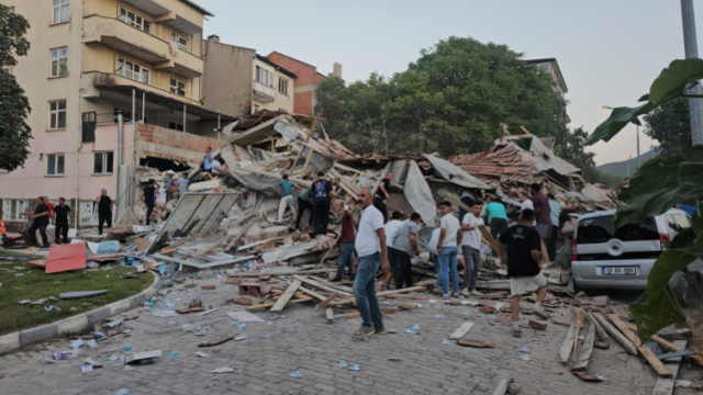 Balıkesir'de 6.1 büyüklüğünde deprem! İstanbul dahil birçok ilde hissedildi Balıkesir'de 6.1 büyüklüğünde deprem! İstanbul dahil birçok ilde hissedildi