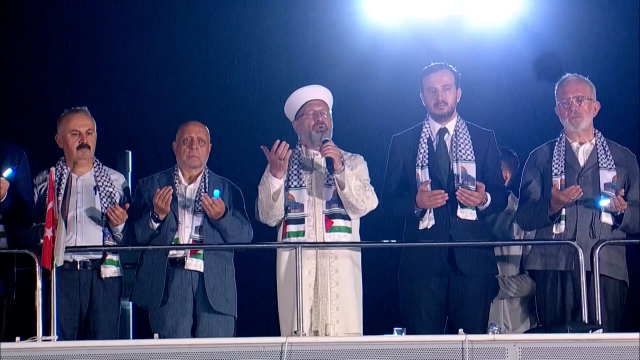 Diyanet İşleri Başkanı Ali Erbaş 'Gazze'ye Umut Ol' yürüyüşünde dua etti