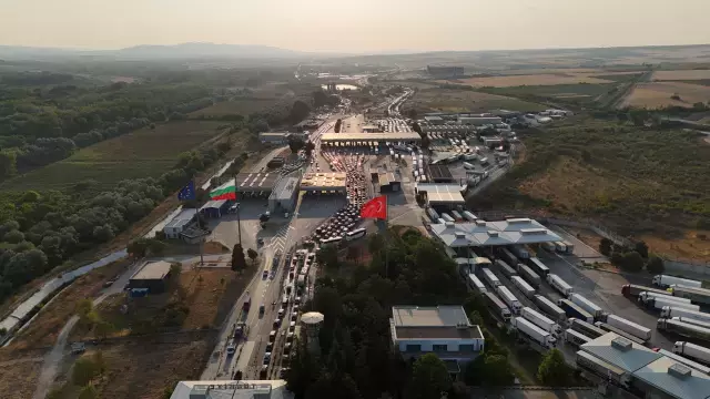 Gurbetçiler dönüş yoluna geçti, araç kuyruğunun sonu görünmedi