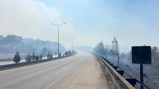 Çanakkale'de boğaz duman altında kaldı, vatandaşlar deniz yoluyla tahliye edilmeye başlandı