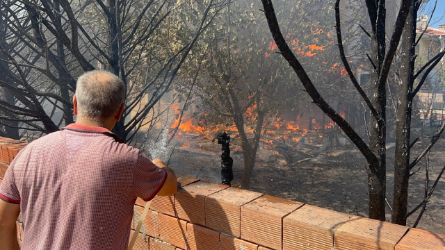 Çanakkale'de boğaz duman altında kaldı, vatandaşlar deniz yoluyla tahliye edilmeye başlandı